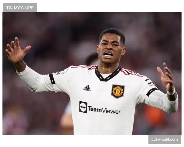 特写时刻：沃尔夫斯堡主帅在看到一次绝佳机会打高后，立即查看平板上的射门图表