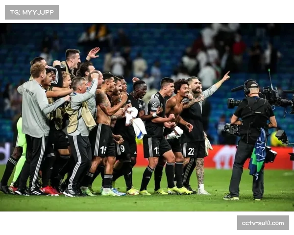 镜头捕捉：斯特拉斯堡球员因战术犯规染黄，但成功延缓对手反击